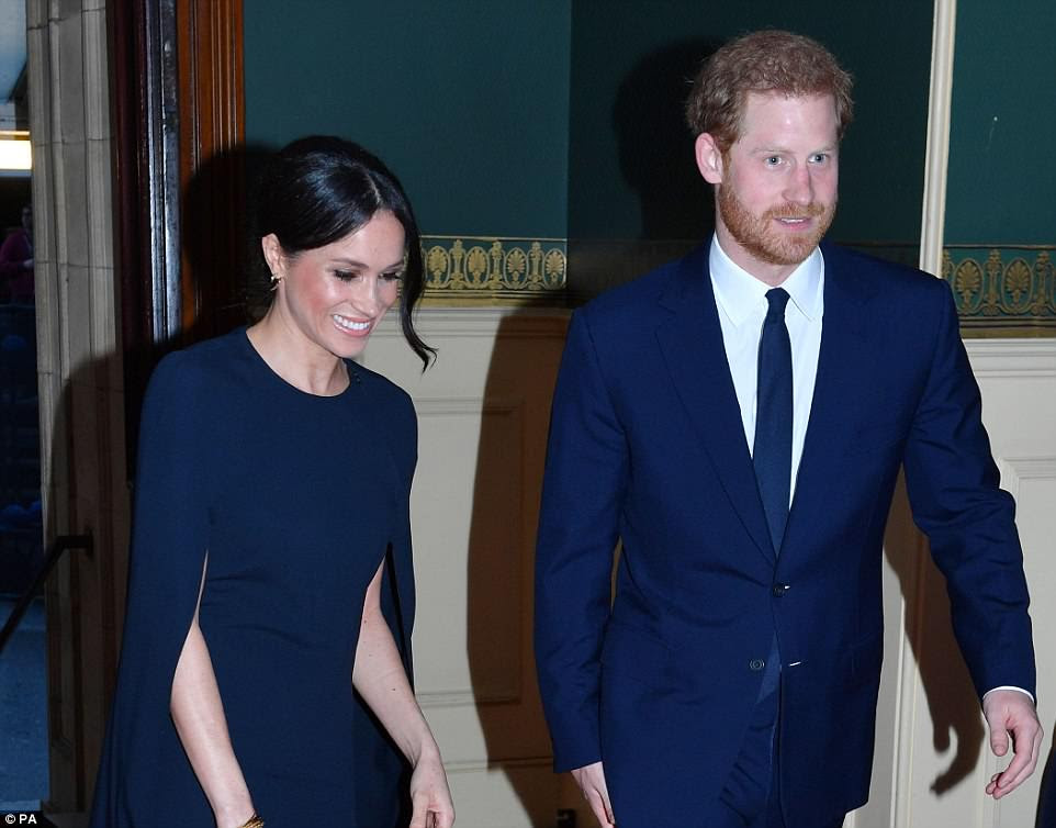O prÃncipe Harry e Meghan Markle foram retratados chegando ao Royal Albert Hall para o concerto de aniversário da rainha hoje à noite
