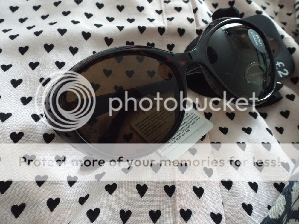 cat eye sunglasses heart print shirt