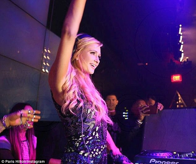 Spinning EDM: Enquanto isso, não está claro exatamente quando o ex-estrela de fita de sexo vai próximo homem as plataformas em um show de DJ para uma residência / evento de boate