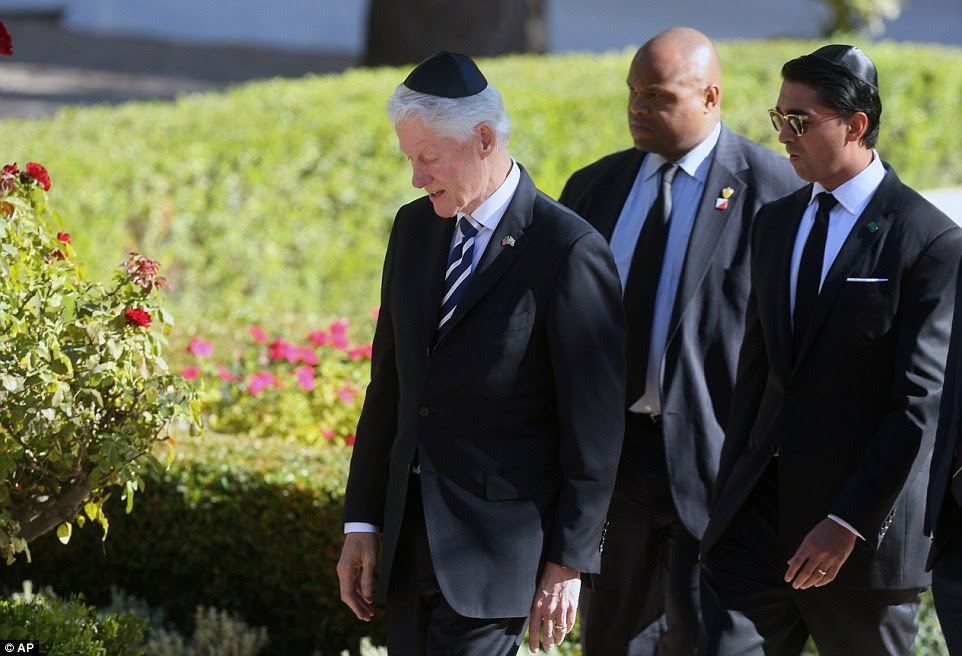 O ex-presidente dos EUA, Bill Clinton, deixou com sua comitiva de segurança, chega para o funeral do ex-presidente israelense e Prêmio Nobel da Paz