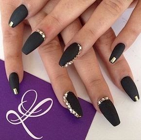Featured image of post View 22 Uñas Acrilicas Negras Con Dorado Y Piedras
