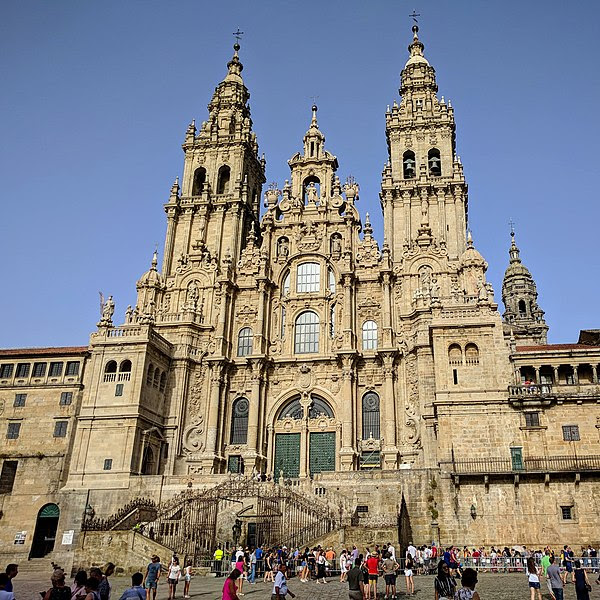 File: Catedral de Santiago de Compostela agosto 2018 (cropped) .jpg