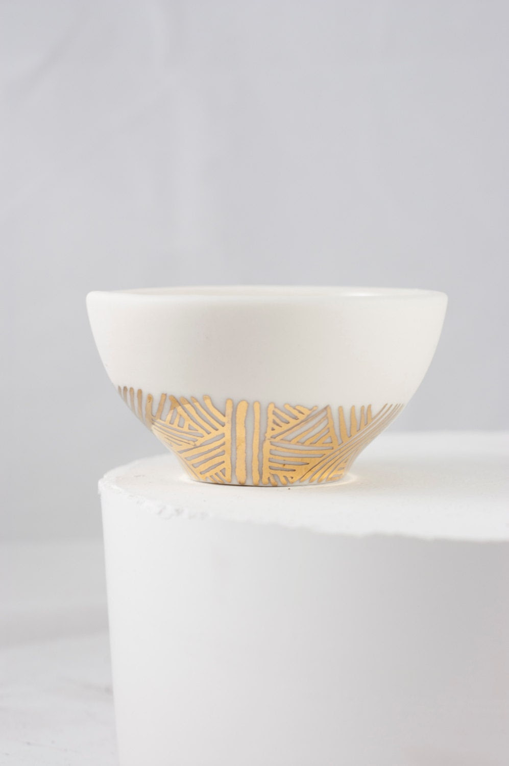Tiny porcelain bowl with gold pattern - tiffinstudio Tiny porcelain bowl with gold pattern - tiffinstudio