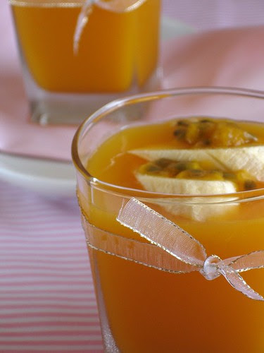 A big hug, flavored with passion fruit - Passion fruit jellies with banana and honey yogurt