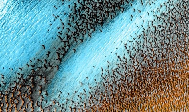 NASA опубликовало удивительный снимок с голубыми дюнами Марса