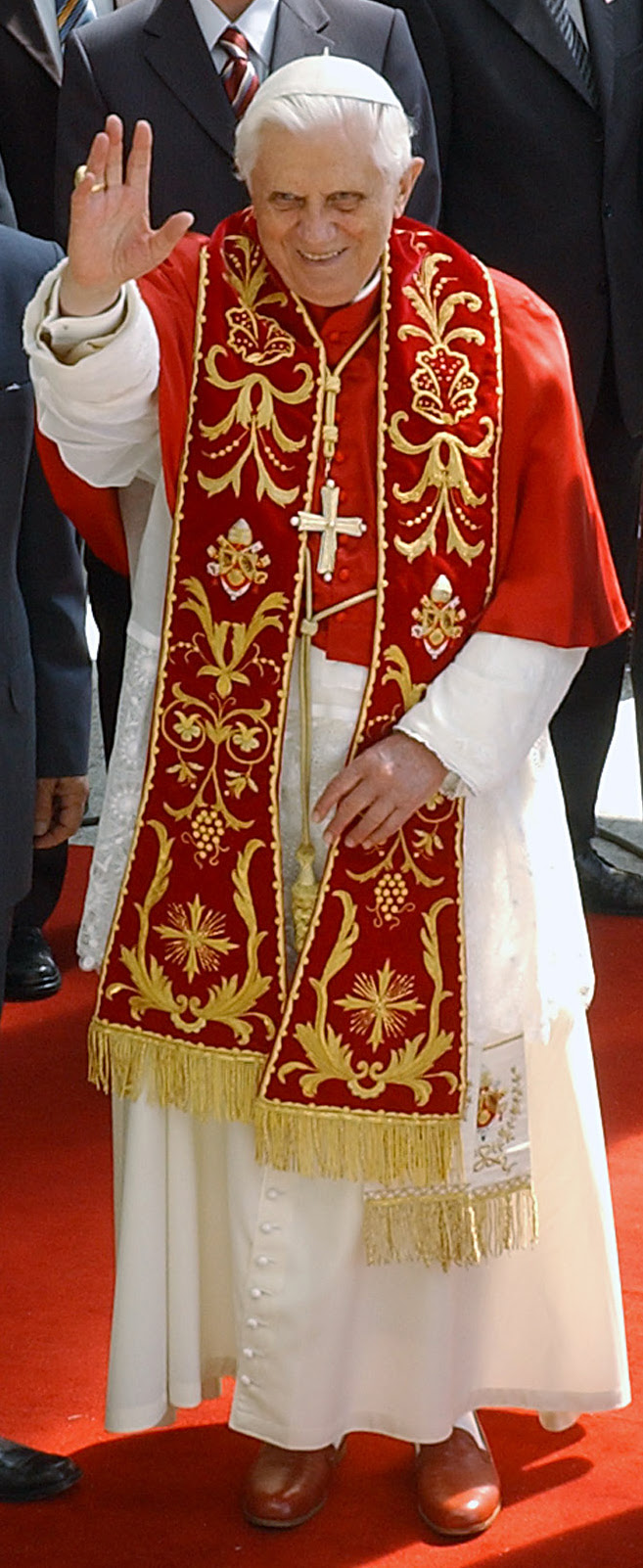 http://upload.wikimedia.org/wikipedia/commons/f/fe/BentoXVI-29-10052007.jpg