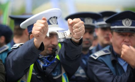 Poliţiştii l-au huiduit pe Băsescu, în faţa Palatului Cotroceni: Pe 7 octombrie, promit noi manifestaţii (VIDEO)