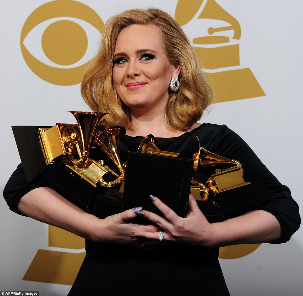 Onde ela vai colocá-los todos: Adele sorriu quando ela posou com seus prêmios seis embalados em seus braços após a cerimônia terminou