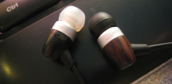 Use different color for your earphone tips to differentiate left and right side easily.