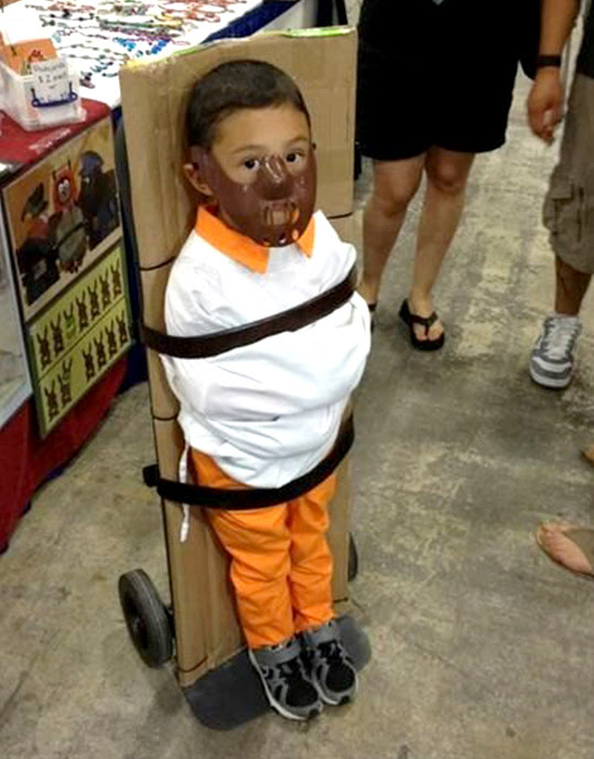 Niño disfrazado de Hannibal Lecter