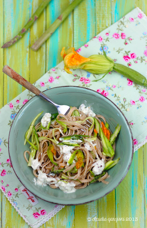 linguine integrali con asparagi, fiori di zucca e caprino