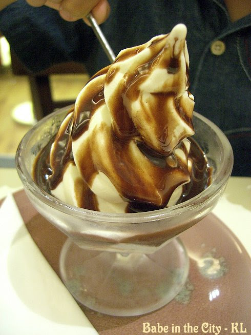 Hokkaido Gelato Ice Cream With Chocolate Sauce