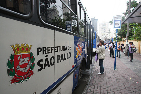 Ônibus em rua do bairro Santana, zona norte de São Paulo; cidade adiou reajuste da tarifa a pedido de Dilma