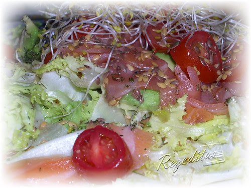 ENSALADA DE SALMON, GERMINADOS Y REDUCCIÓN DE BALSAMICO