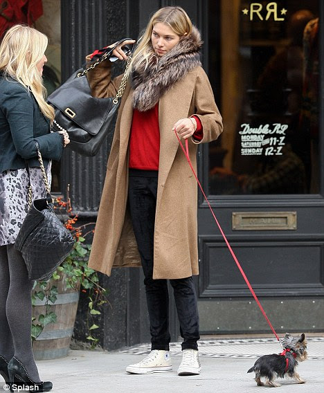 http://i.dailymail.co.uk/i/pix/2011/11/03/article-0-0EA85FEC00000578-387_468x568.jpg