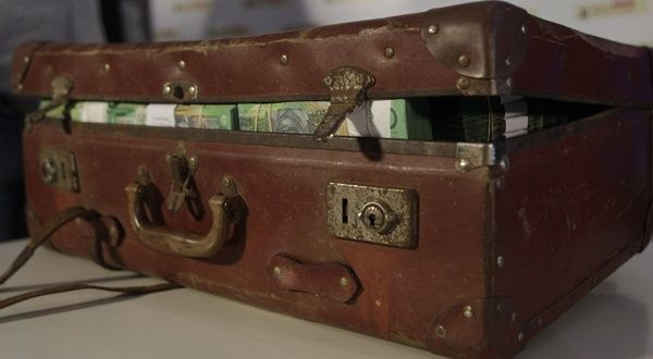 Chaque jour qui passe, vous croisez des gens très riche, des gens que vous connaissez peut être qui étaient pauvre et devienne riche du jour au lendemain. Vous ne vous êtes jamais demander sur quoi est baser leur richesse en réalité? Aujourd'hui vous aussi vous avez la capacité, le pouvoir de devenir riche en un jour, c'est a dire du jour au lendemain. La Puissante Cantine Mystique très redoutable efficace et précise qui vous procure des centaine de million d'argent par jours selon la devise de votre monnaie et cela dépend de la formule incantatoire magique que vous prononcer, autrement dit vous pouvez produire en Euros, dollars ou de Franc Cfa par jour. La CANTINE CAISSE MYSTIQUE POUR DEVENIR RICHE vous sera livrer avec une bague mystique avec son mode d'emploie. Attention: Pour avoir plus d'information sur la cantine caisse mystique veuillez me contacté. LA CANTINE CAISSE MYSTIQUE POUR DEVENIR RICHE