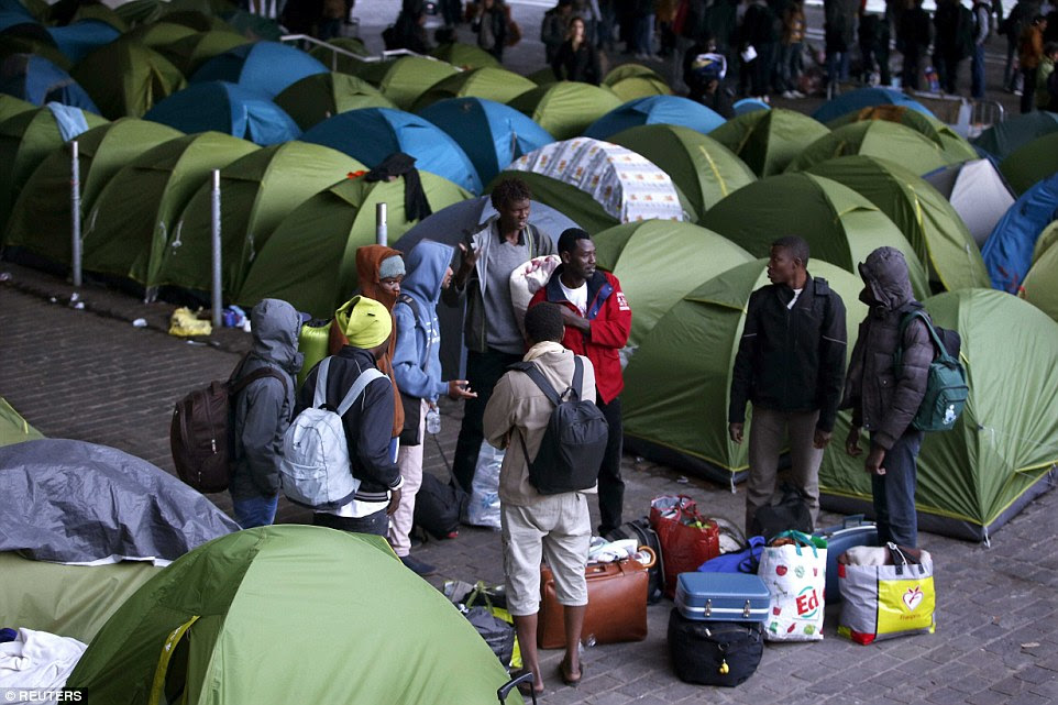 Several hundred migrants who occupied makeshift camps near the Gare d'Austerlitz in Paris were evacuated earlier this morning