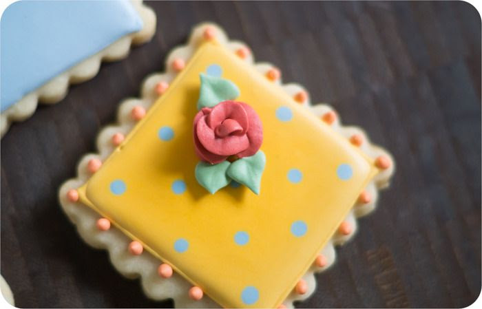 royal icing toothpick roses for decorated cookies, cakes, and cupcakes | bakeat350.blogspot.com