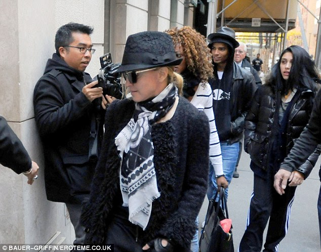 http://i.dailymail.co.uk/i/pix/2011/11/14/article-2061014-0ECA985800000578-226_634x498.jpg