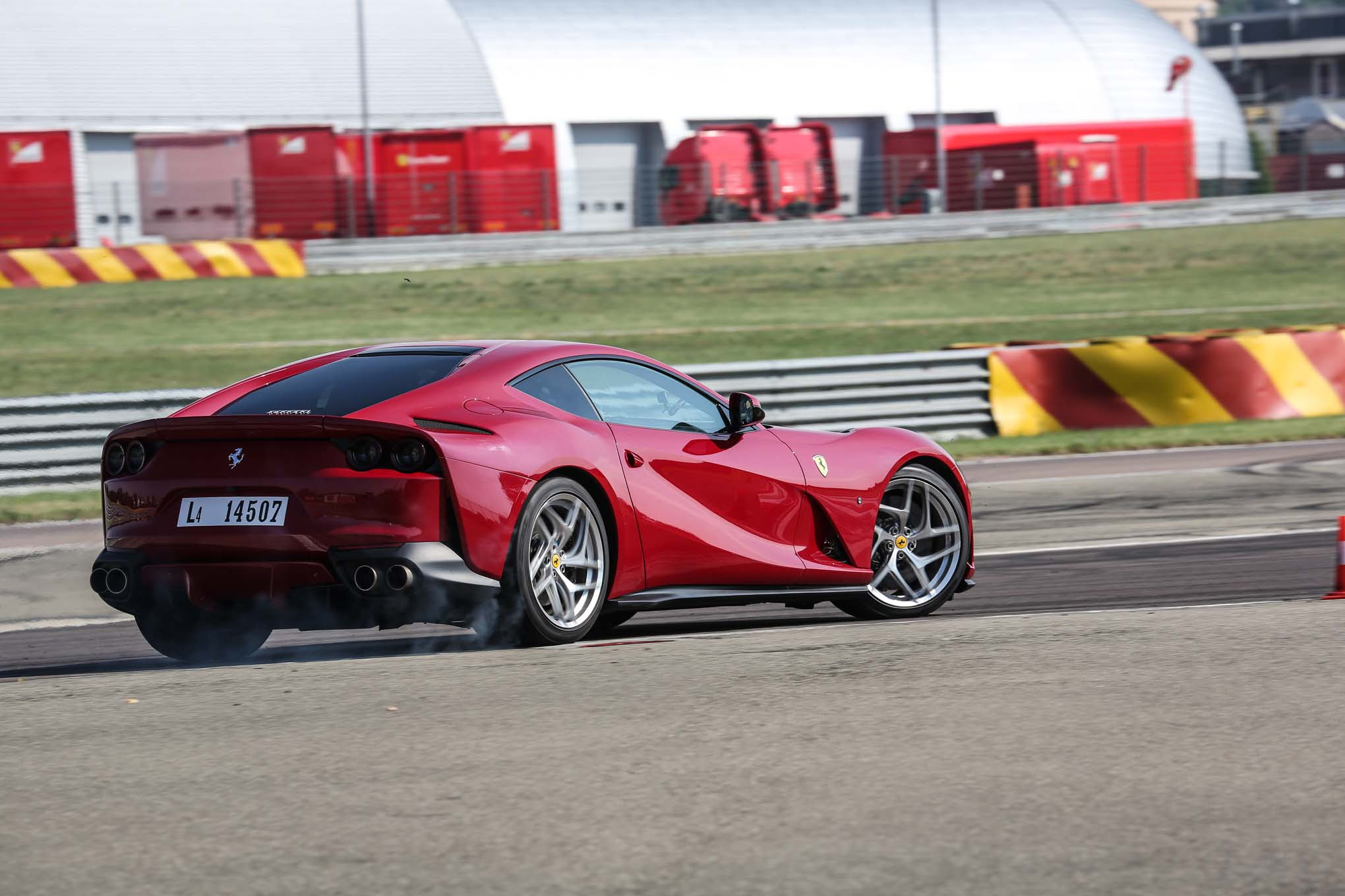 Феррари 812 Суперфаст Феррари f12 Berlinetta