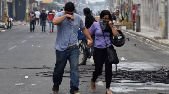 Hondureños siguen en las calles pese a toque de queda. Foto: Reuters.