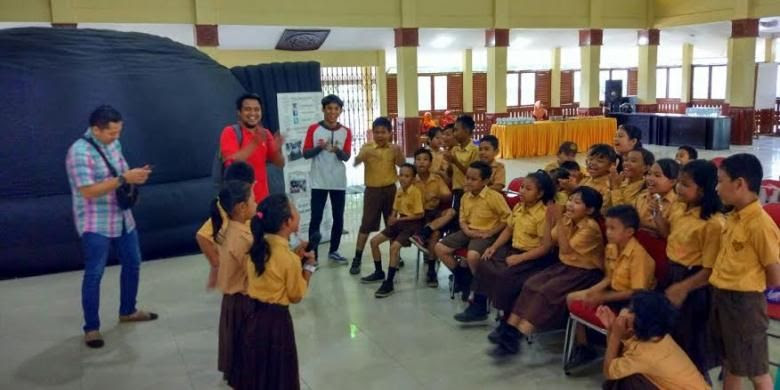 Para siswa SD tengah menunggu antrian masuk ke Layar Kubah