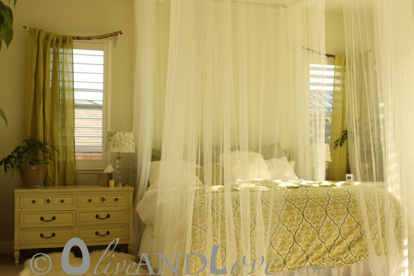 Bed With Curtains From Ceiling Roole