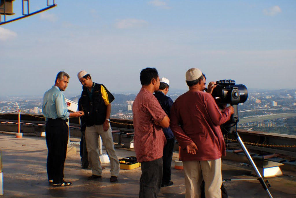 http://www.faizalfredley.com/wp-content/uploads/2012/07/lihat-anak-bulan-1024x685.jpg