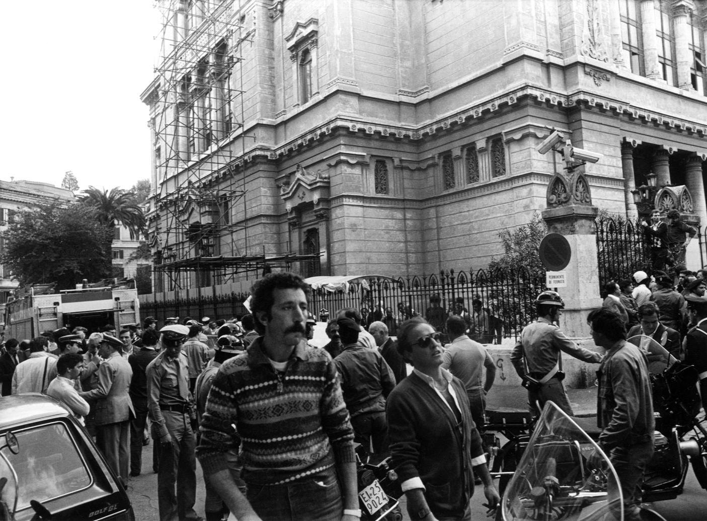 La folla intorno alla Sinagoga dopo la strage del 9 ottobre 1982 La folla intorno alla Sinagoga dopo la strage del 9 ottobre 1982