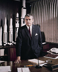 Wernher von Braun en mayo de 1964 en su despacho del Marshall Space Flight Center, Huntsville (Alabama), con varios modelos de sus cohetes