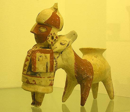 Berlin, Dahlem Museum, mezoamerikai láma-szobor gazdájával