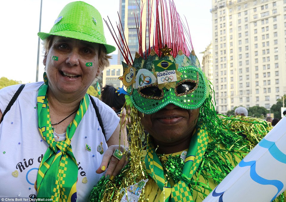 fan zone perto de Port Mauá fãs Boulevard Olímpico se reuniram cedo antes das milhas de distância da cerimónia no estádio do Maracanã