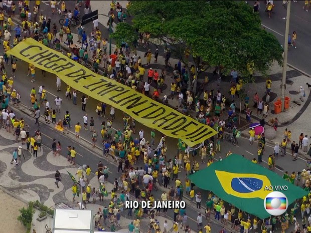 MANIFESTAÇÃO/RIO (12H41): Bandeirão com dizer "chega de impunidade" é carregado por diversas pessoas no ato em Copacabana. (Foto: Reprodução / TV Globo)
