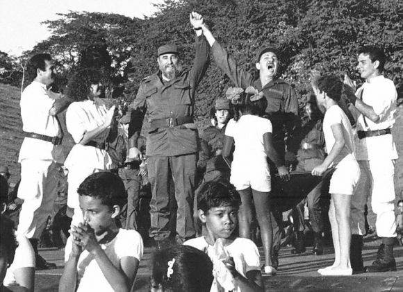 Fidel y Raúl Castro Ruz rememoran 30 después su reencuentro en el paraje serrano de Cinco Palmas, Media Luna, en la provincia de Granma. Fuente: Sitio "Fidel Soldado de las Ideas".
