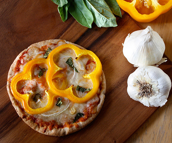 Pita pizza with yellow bell pepper and onion