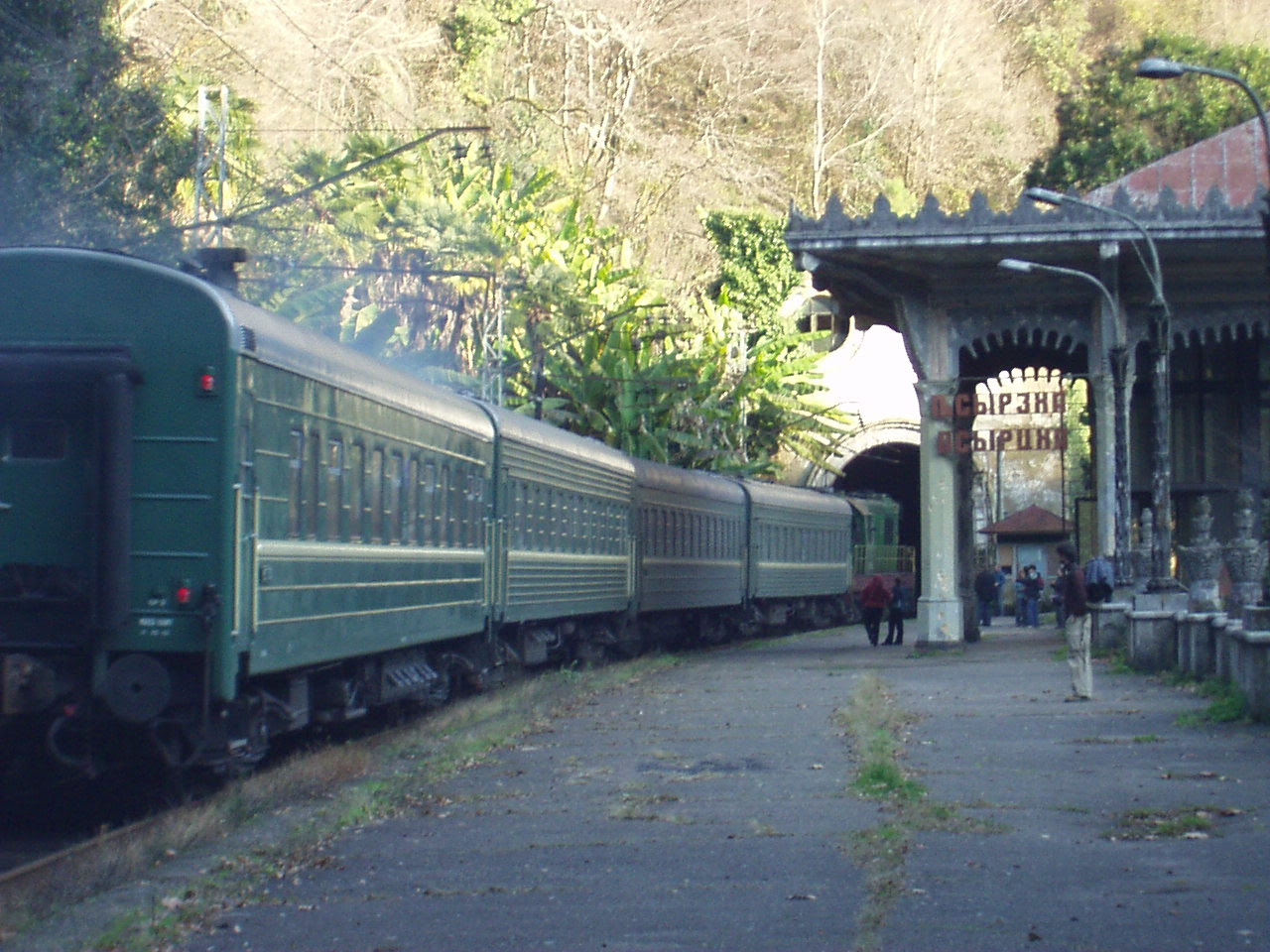 http://upload.wikimedia.org/wikipedia/commons/c/c6/Passenger_train_in_Psyrtskha,_Abkhazia.JPG