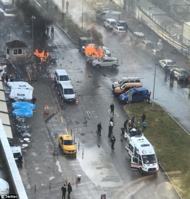 A bomb blast outside a courthouse in the western Turkish city of Izmir has left at least ten people injured, it has emerged