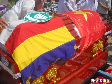Linh cửu phủ cờ Phật giáo và Huy hiệu Hoa Sen của GĐPT, nhưng phút cuối Công an đã phủ thêm cờ Cộng sản - Hinh PTTPGQT