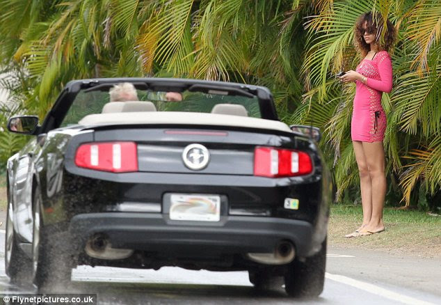 http://i.dailymail.co.uk/i/pix/2012/01/17/article-2087637-0F7E4F0300000578-596_634x438.jpg