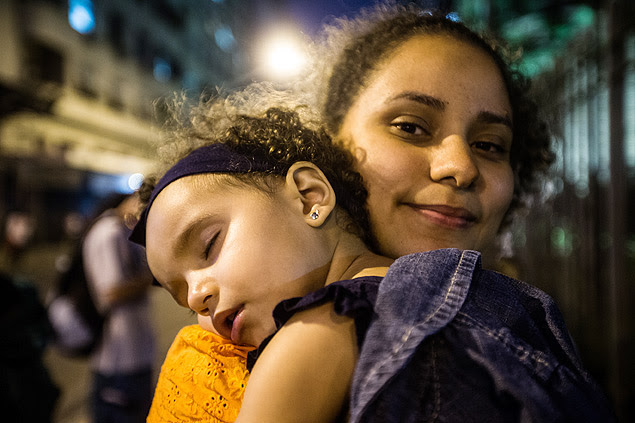 A jovem Thaís Ramos,26, com sua filha Izadora, de um ano e oito meses, que foi beijada pelo papa 