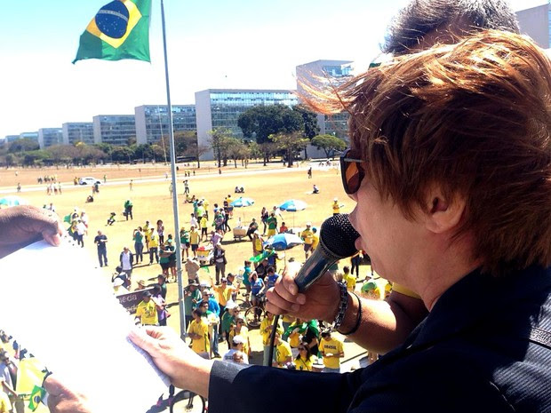 Filha de Hélio Bicudo, que assinou o pedido de impeachment, Maria Alice Bicudo lê carta de apoio à manifestação contra Dilma  (Foto: Renan Ramalho/G1)