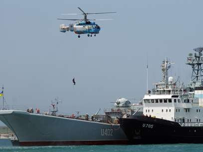 Helicóptero russo sobrevoa navio de guerra ucraniano durante exercício militar em Sebastopol, em maio de 2011 Foto: AFP