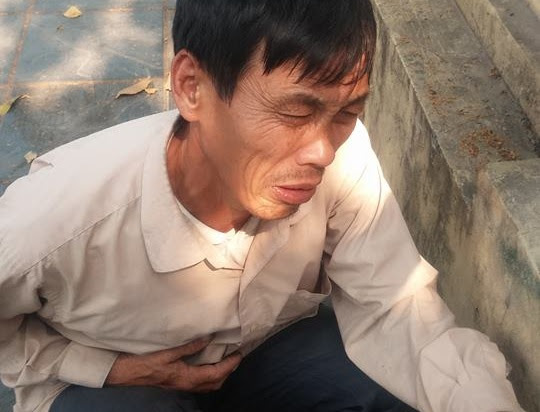 Người đàn ông ôm bụng đi khắp các con đường Hà Nội - ảnh 3 Hình ảnh Người đàn ông ôm bụng đi khắp các con đường Hà Nội số 3