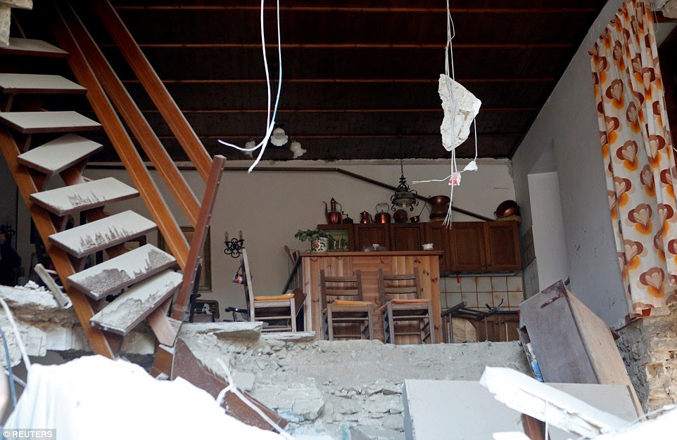 Contraste: A cozinha intacta desta casa encontra-se completamente intacta - mas exposta ao mundo exterior após a sua parede caiu