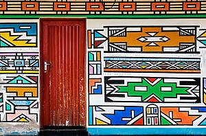 A Etnia Africana que usa as fachadas de suas casas como tela para pinturas coloridas A Etnia Africana que usa as fachadas de suas casas como tela para pinturas coloridas
