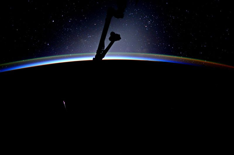 Jul03-2017-Dragon-reentry-trail-resize800