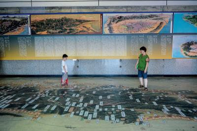 基隆舊車站內展示的台灣古地圖,重要地名、山脈水流 逐一標註,是見證台灣昔時風光的縮影。(莊坤儒攝) 基隆舊車站內展示的台灣古地圖,重要地名、山脈水流 逐一標註,是見證台灣昔時風光的縮影。(莊坤儒攝)
