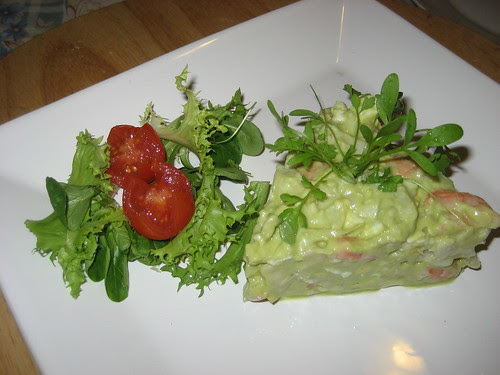 ENSALADILLA MARINERA CON CREMA DE AGUACATE