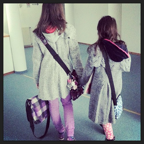 Girls walking with knitted coats by grandma:) ragazze che camminano con cappotti fatti a maglia dalla nonna:)