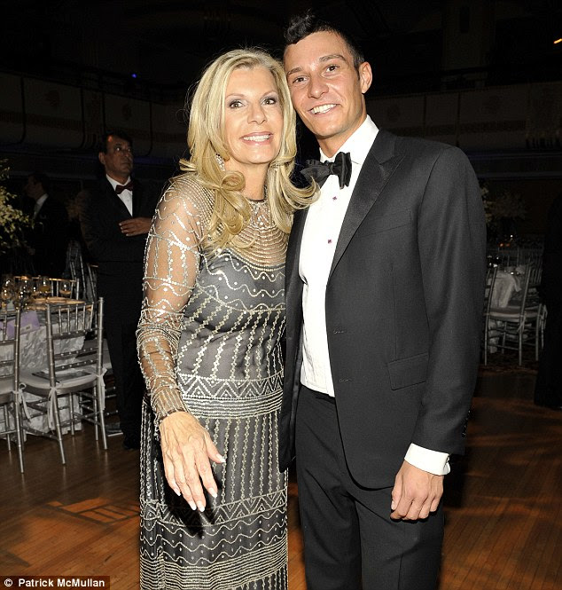 Filantropos: Yasmin Aga Khan e seu filho Andrew Embiricos fotografados juntos em 2008 Alzheimer Associação Gala em honra de Hayworth